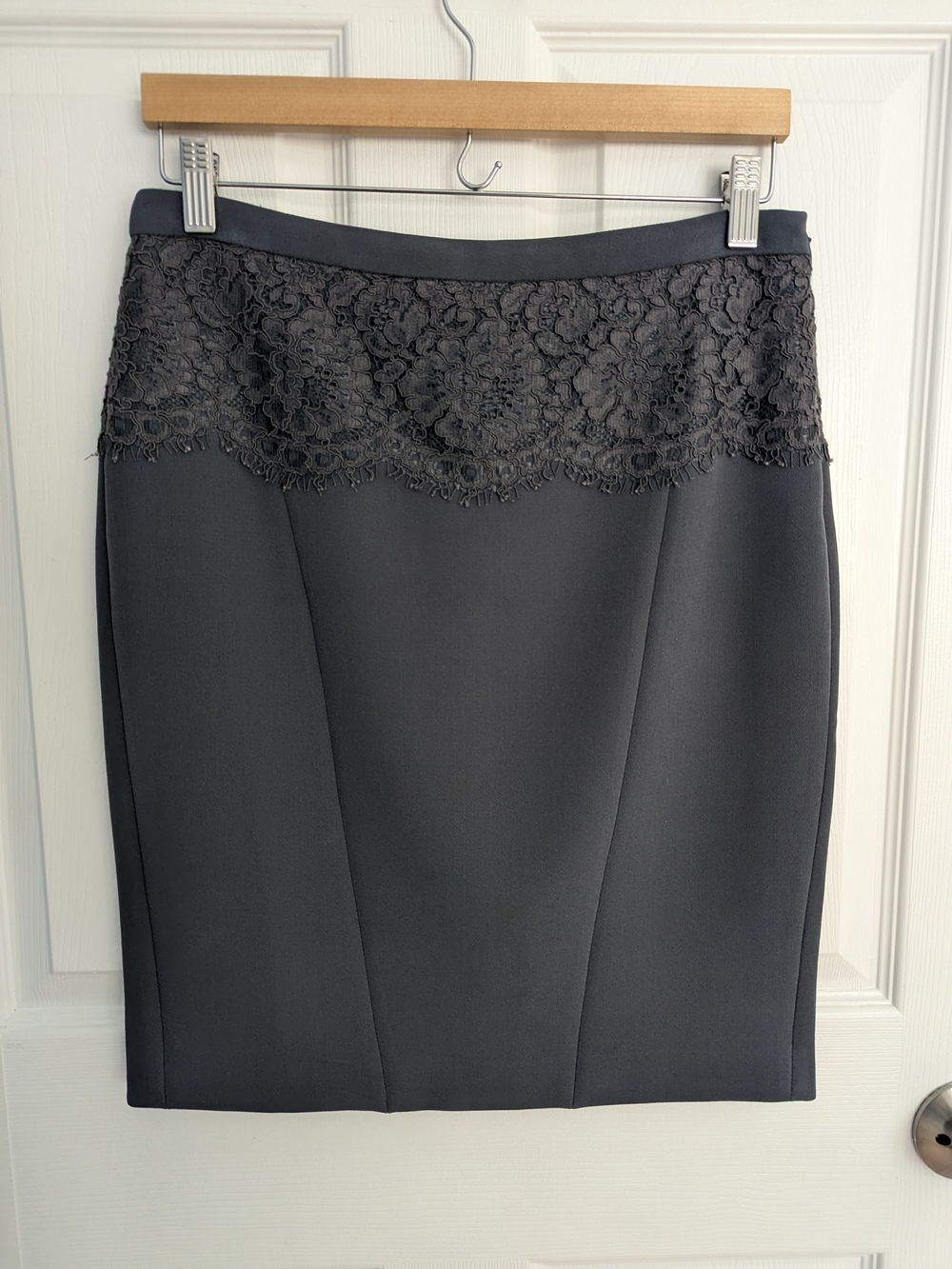 Banana Republic Lace-Trim Pencil Skirt in Gray | Size 2